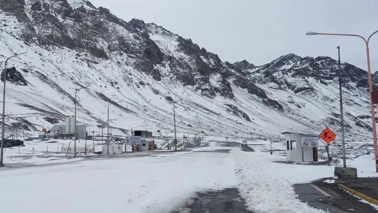 Cierran preventivamente el Paso Cristo Redentor por nevadas este jueves